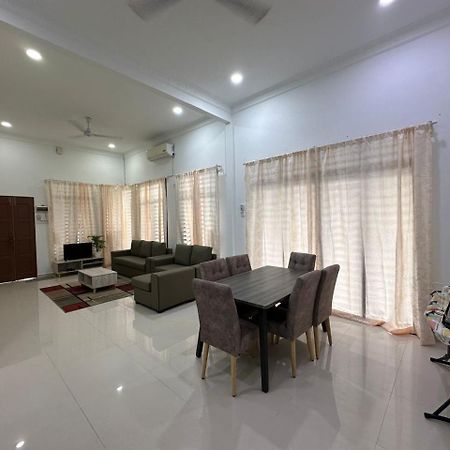 Homestay Kemaman Fyna08 Banglo Dekat Pantai Киджал Экстерьер фото