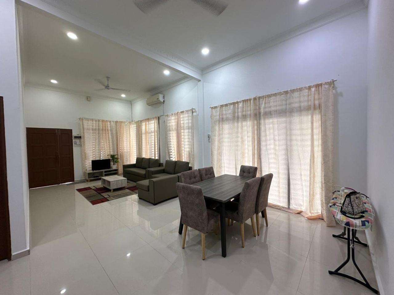 Homestay Kemaman Fyna08 Banglo Dekat Pantai Киджал Экстерьер фото